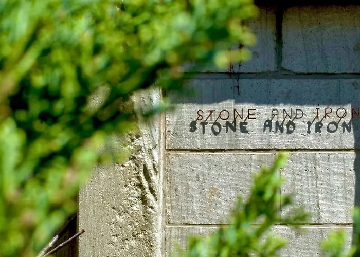 CafeBar&Hostel [石と鉄 STONE&IRON]